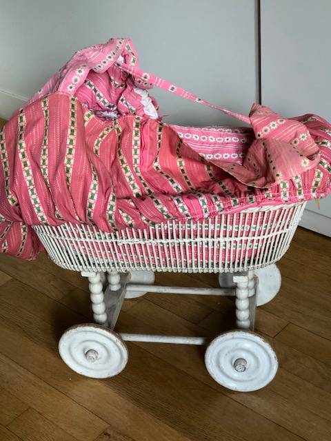Vends berceau de poupée chariot alsacien en rotin