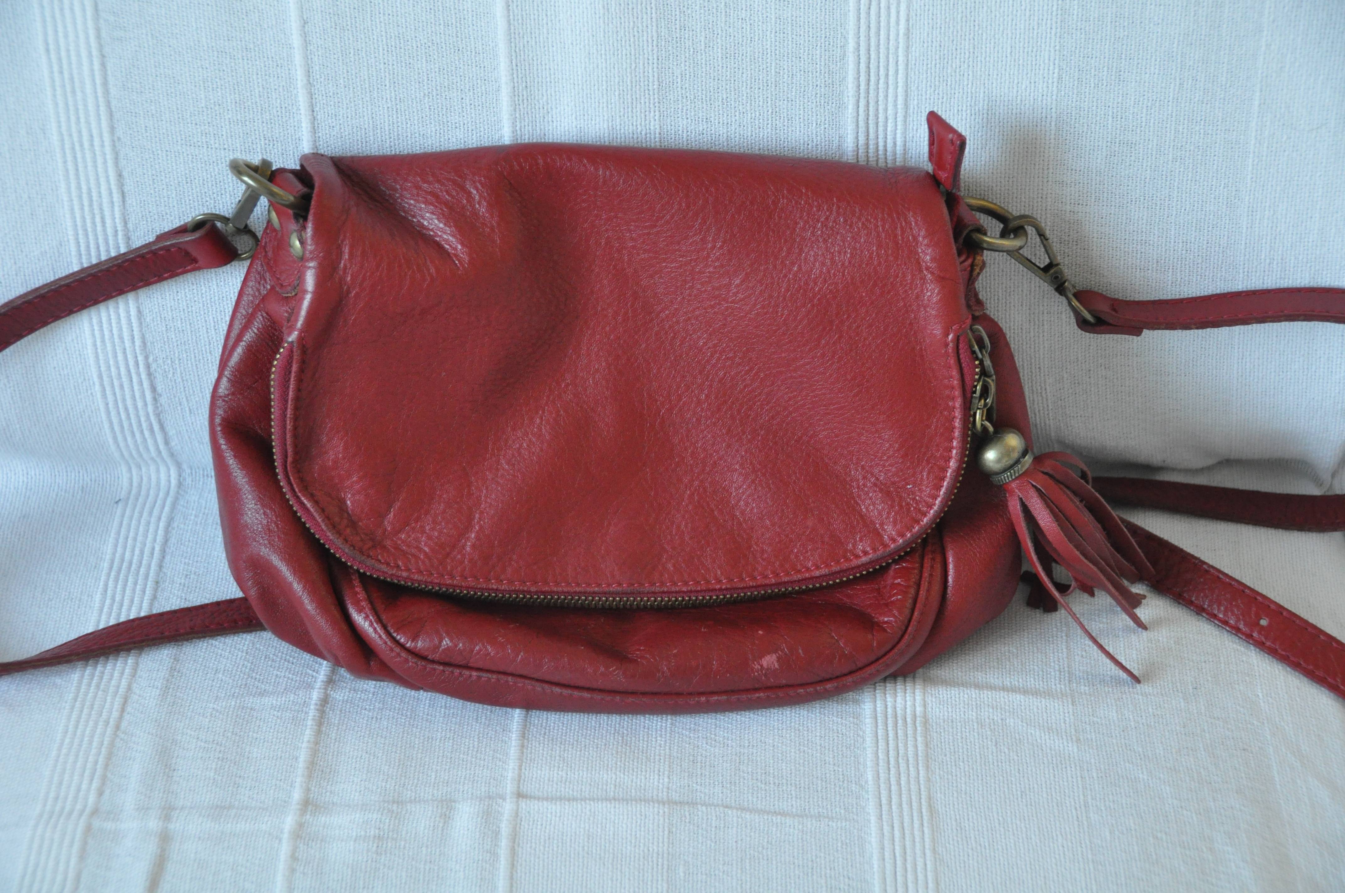 Vends sac à main besace rouge en cuir