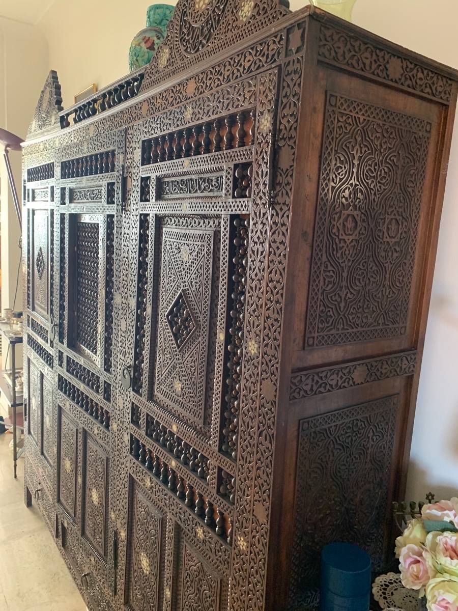 Vends bibliothèque en bois incrustée nacre 3 portes et 3 tiroirs - Cannes