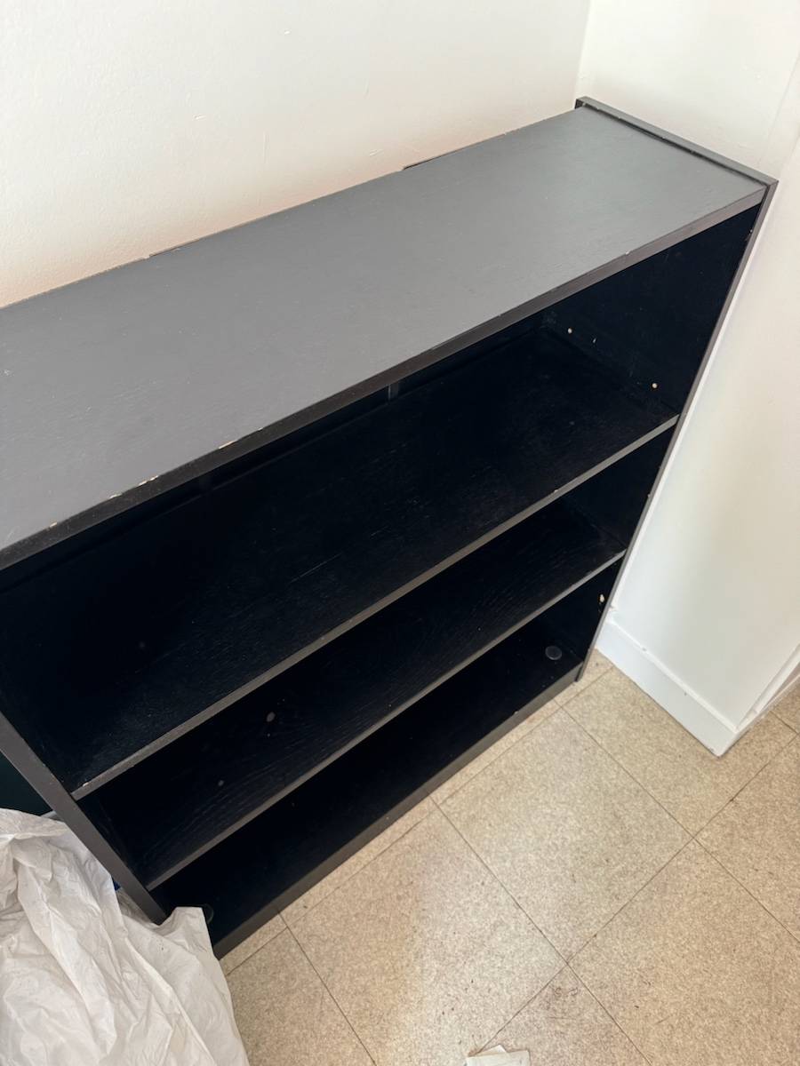 Vends une bibliothèque en bois noir marque Habitat hauteur 105 cm