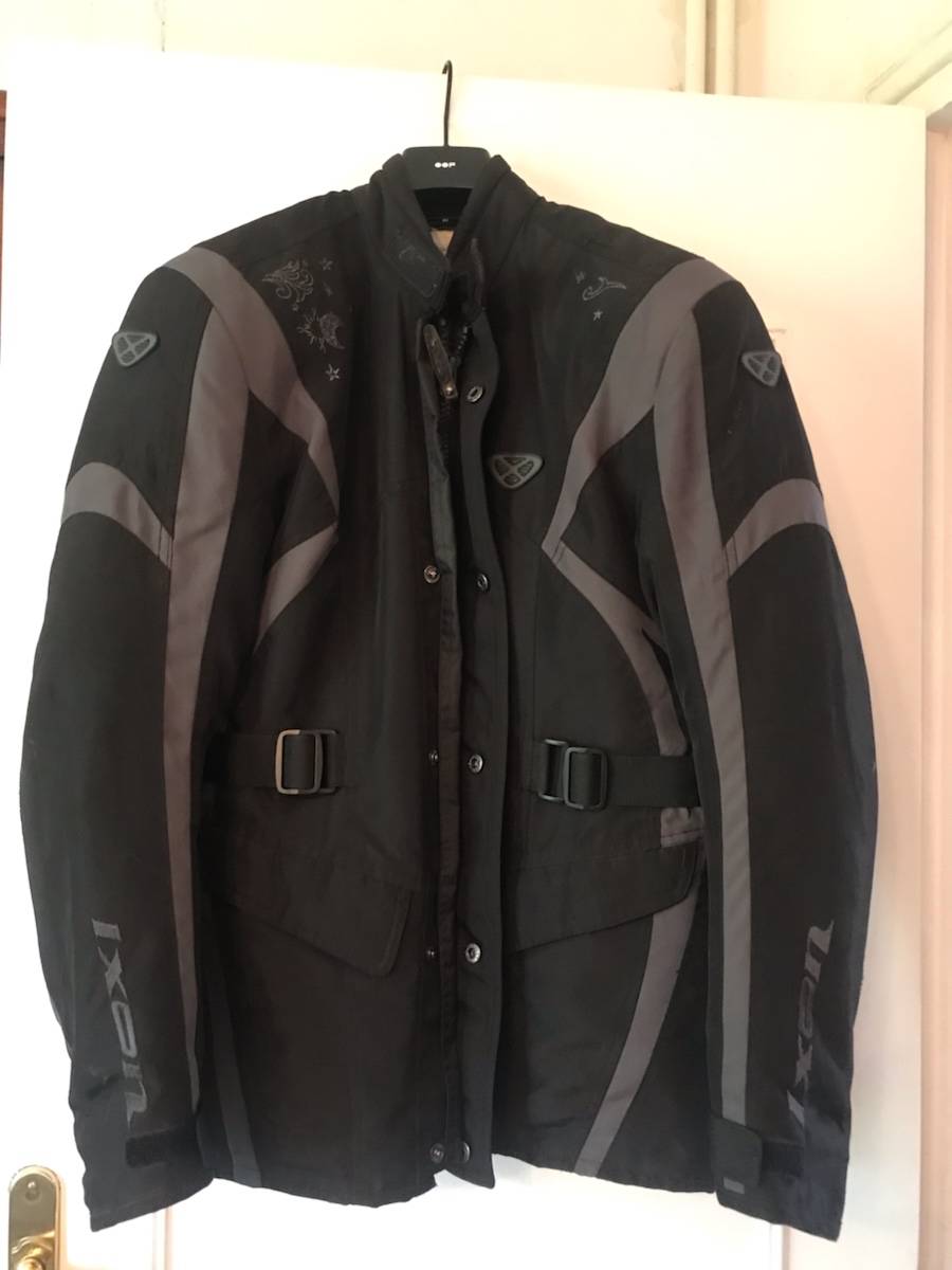 Vends blouson moto femme Taille 6  (38-40) doublure intérieure détachable servie une fois trop juste