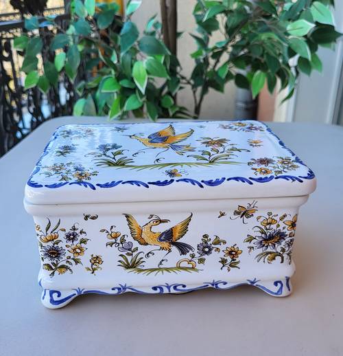 Vends boîte rectangulaire faïencerie, décor Moustiers