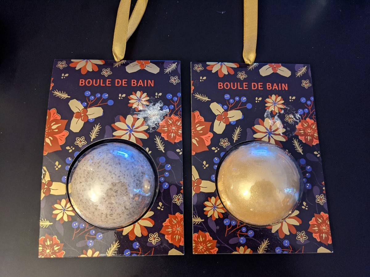 Vends 2 boules de bain parfum amande et parfum vanille