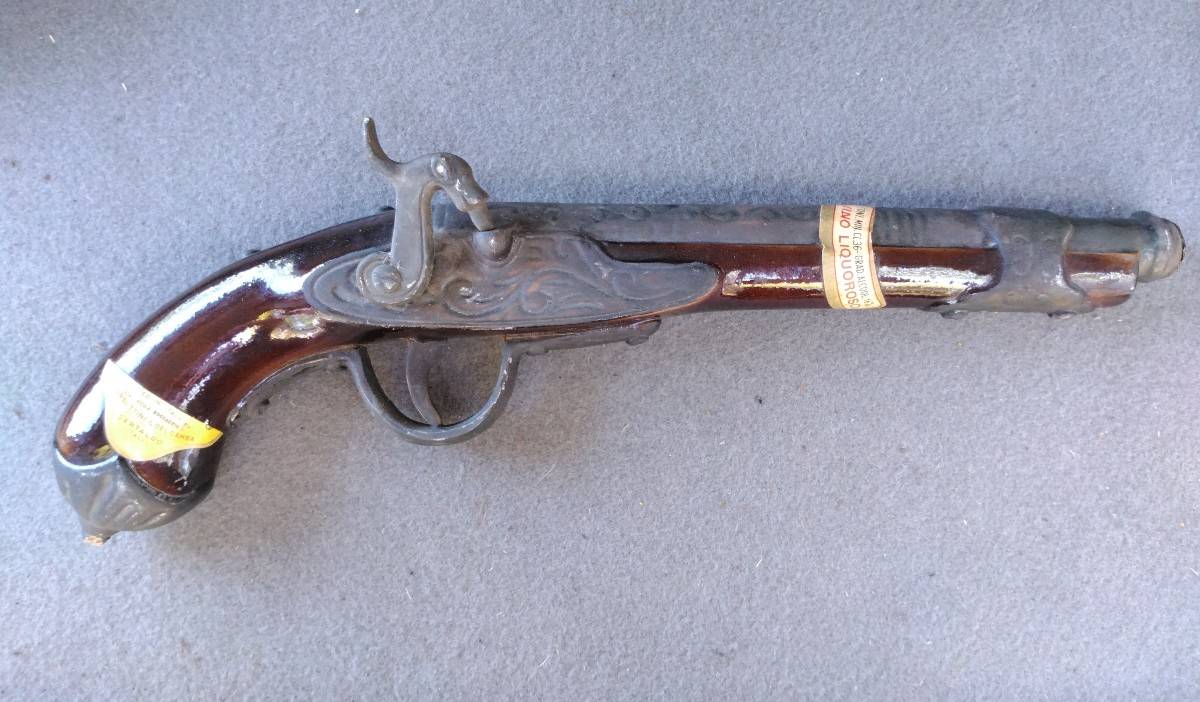 Vends bouteille d’alcool, beau pistolet à poudre, ancien, grès, non ouverte