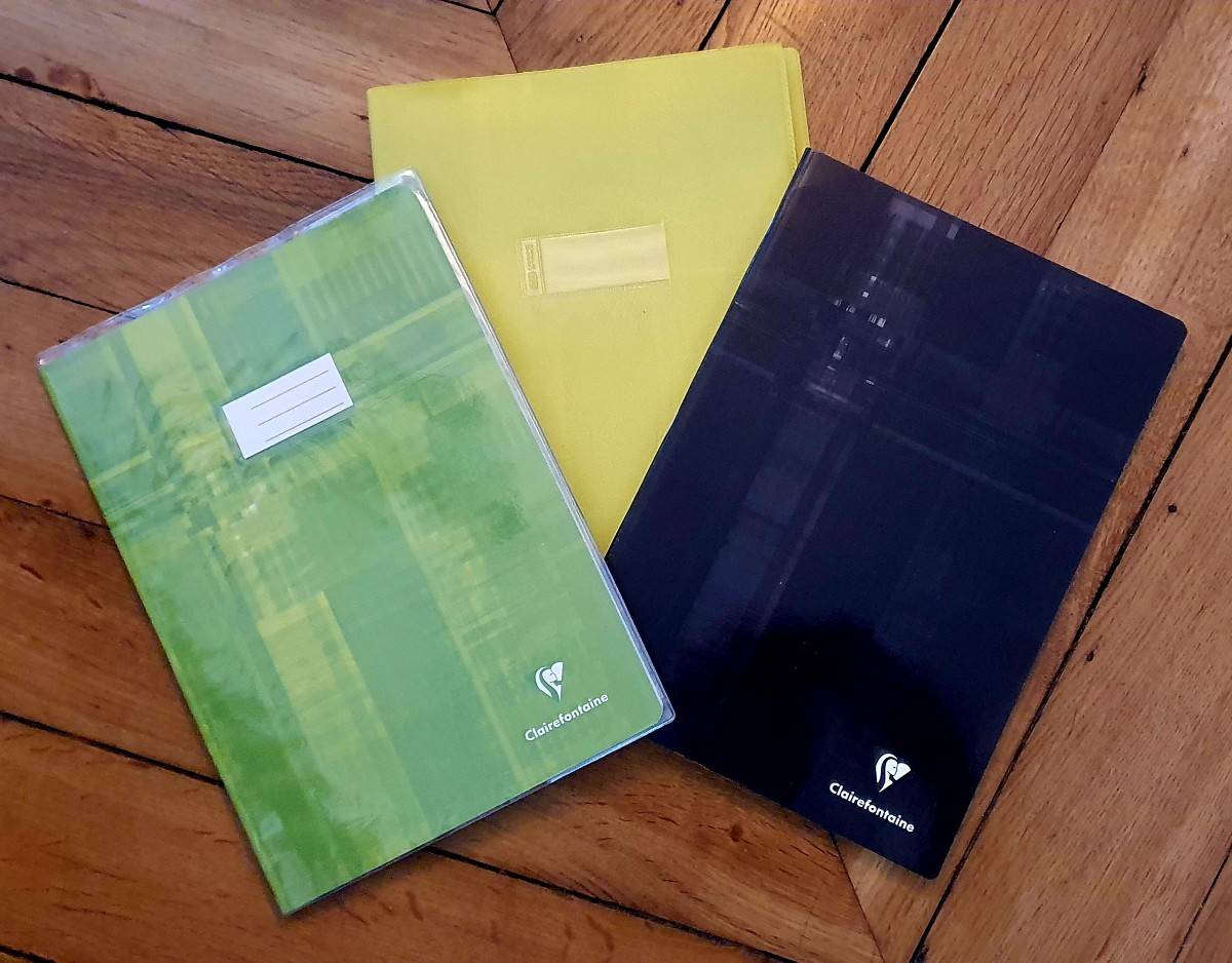 Vends lot de 3 cahiers Clairefontaine A4 grands carreaux et 2 protège-cahiers, neuf