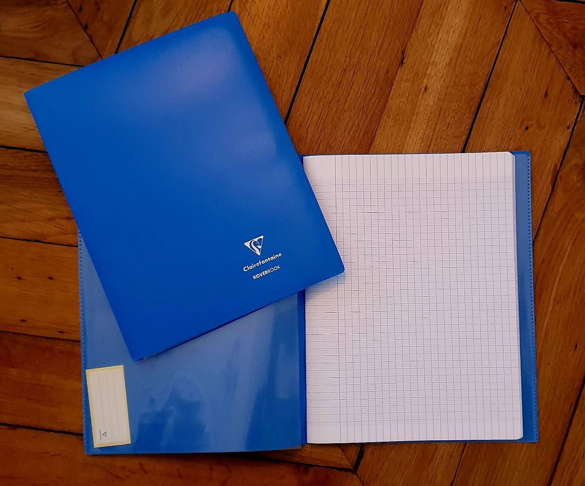 Vends 2 cahiers koverbook Clairefontaine 24x32 grands carreaux 96 pages,coloris bleu, neuf