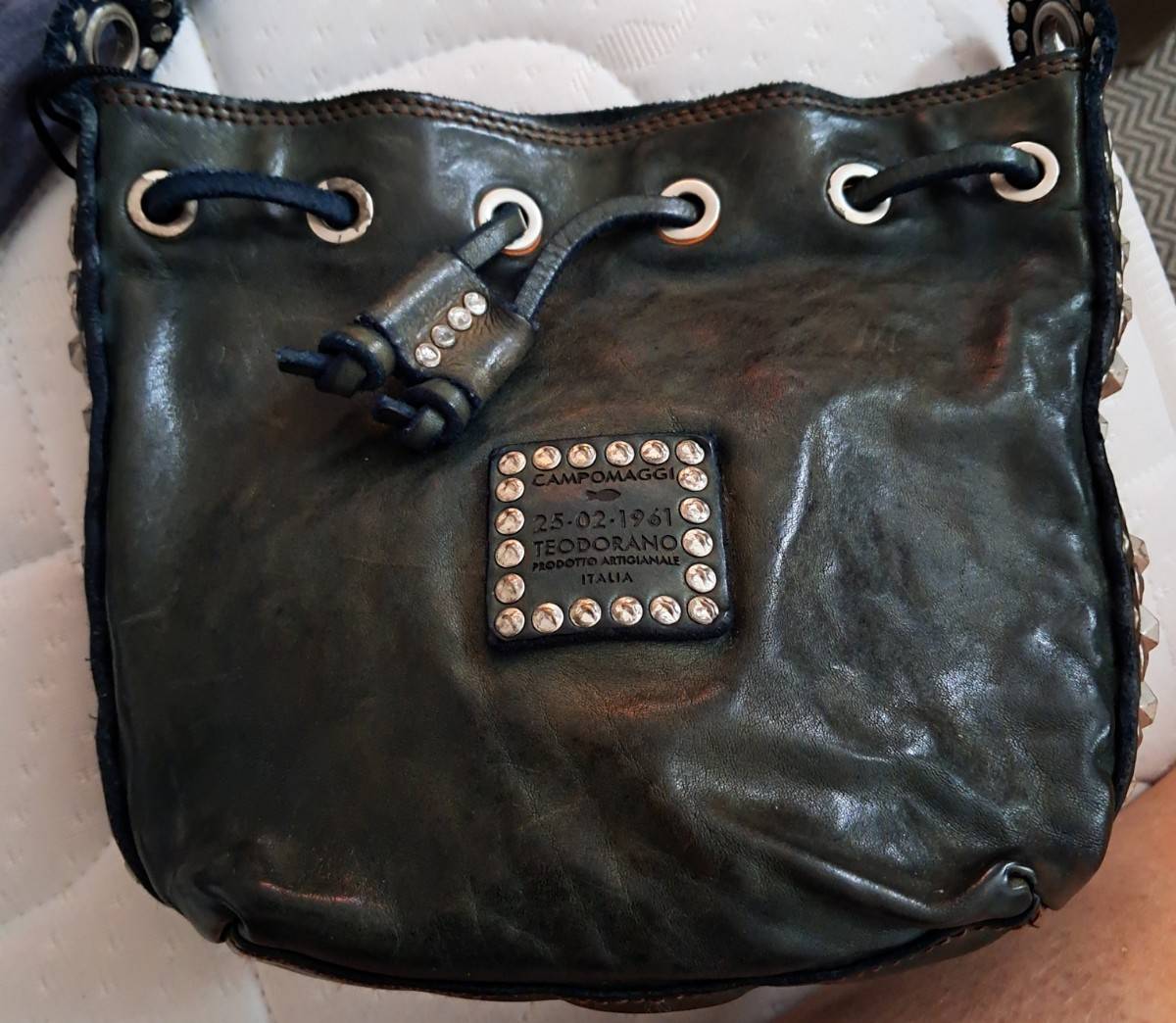 Vends un beau sac en cuir Campomaggi, bleu marine, neuf, 22 cm/18 cm