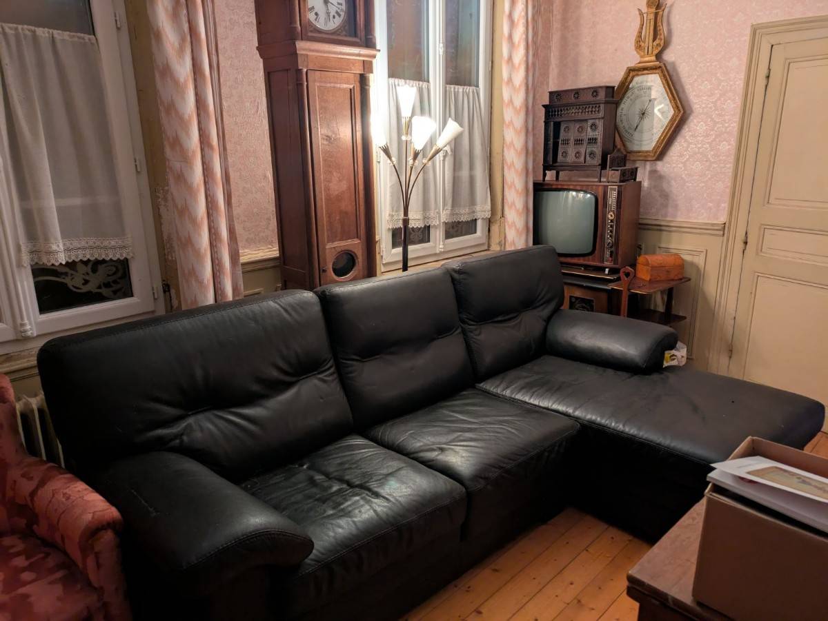 Vends canapé en cuir noir 3 places + méridienne très bon état. Non convertible