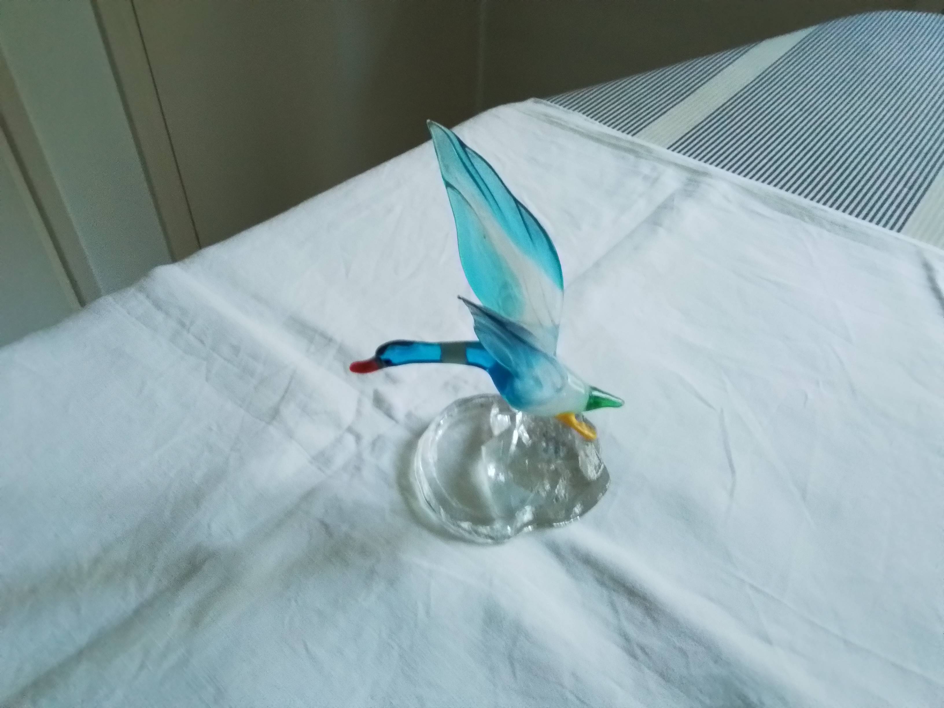 Vends très joli canard dans son envol en verre coloré avec socle PRIX EN BAISSE
