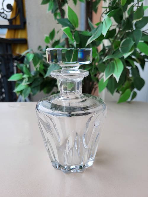 Vends 1 petite carafe en cristal de baccarat numérotée et signée