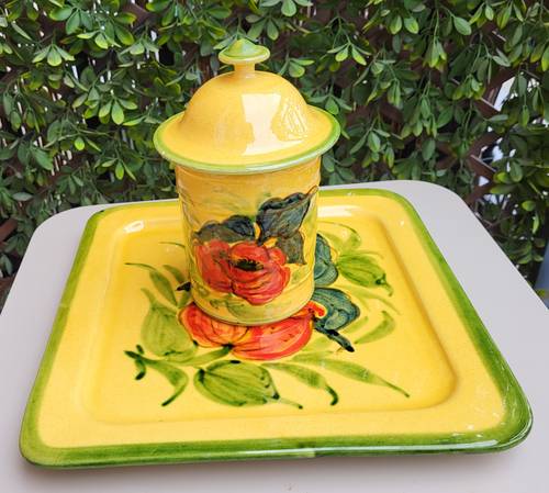 Vends ensemble plat carré 28,5 x 28,5 et pot H 19 cm D 9 cm Vallauris fait main