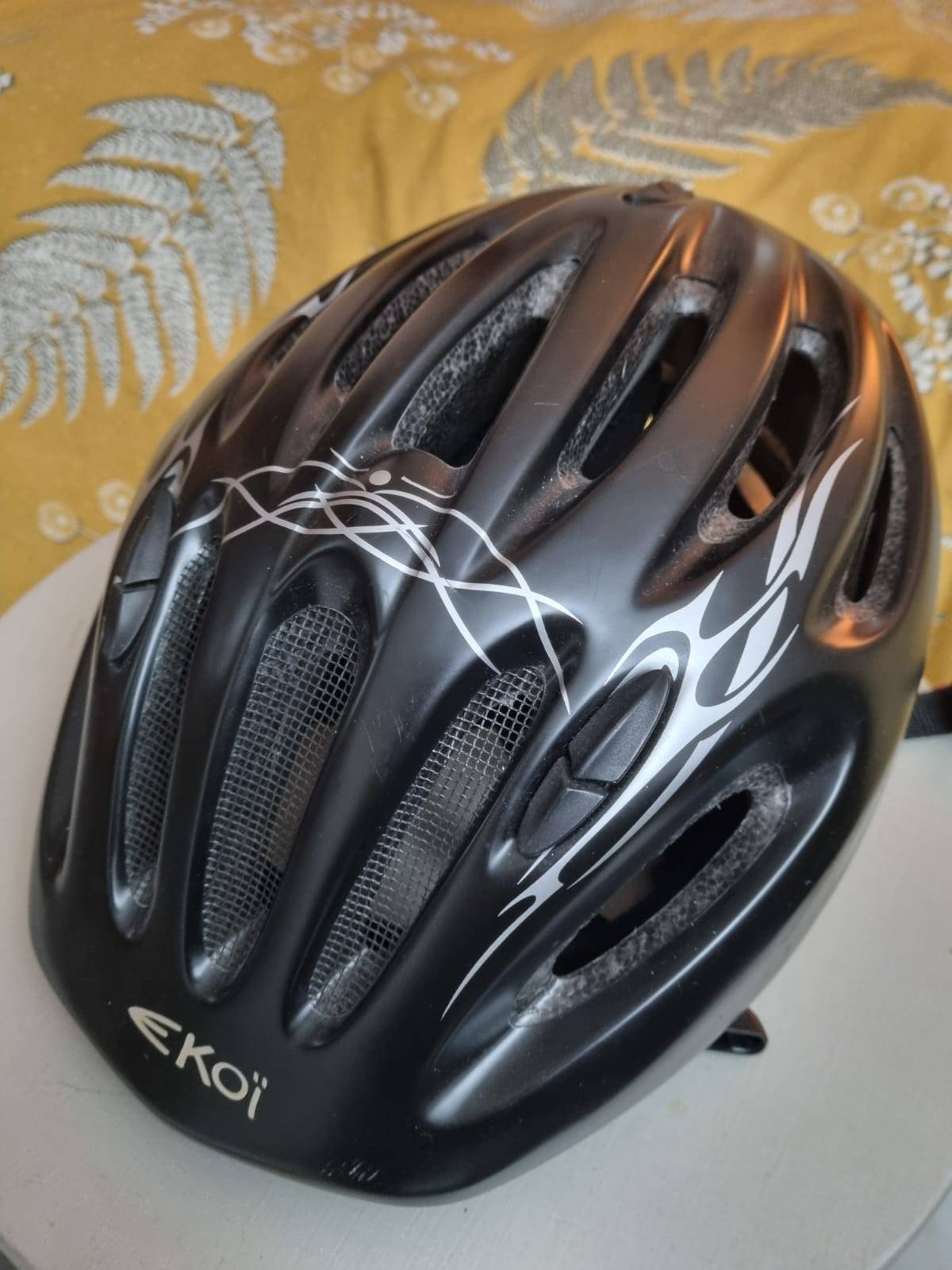 Vends casque vélo (rollers/skate/trottinette) noir taille 58/62 cm