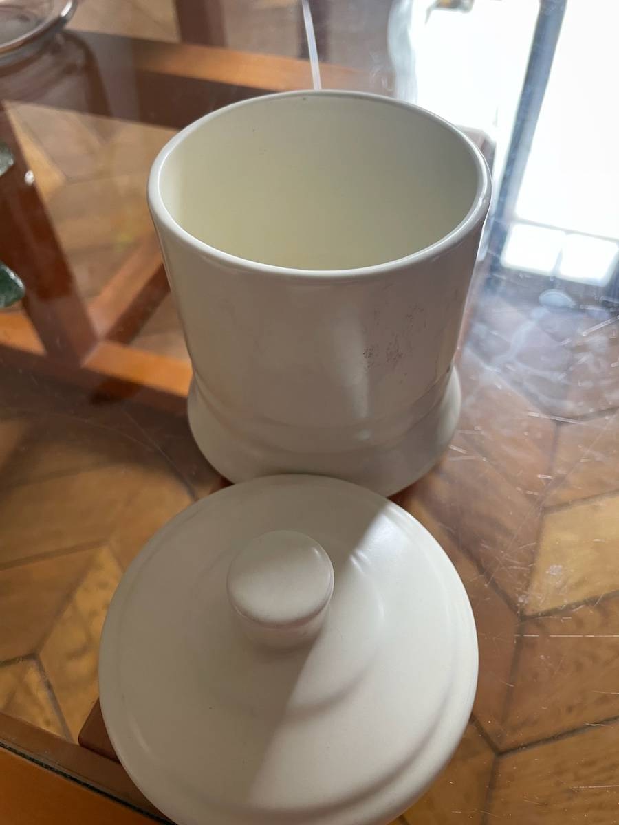Vends pot en céramique avec couvercle