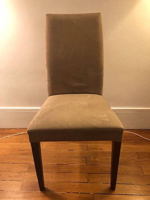 Vends 8 chaises en daim couleur taupe avec pieds en bois