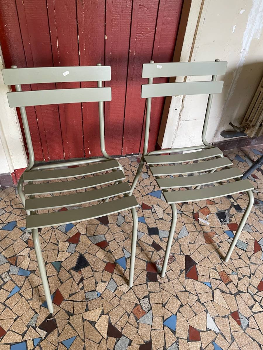 Vends 2 chaises de jardin métalliques vert clair