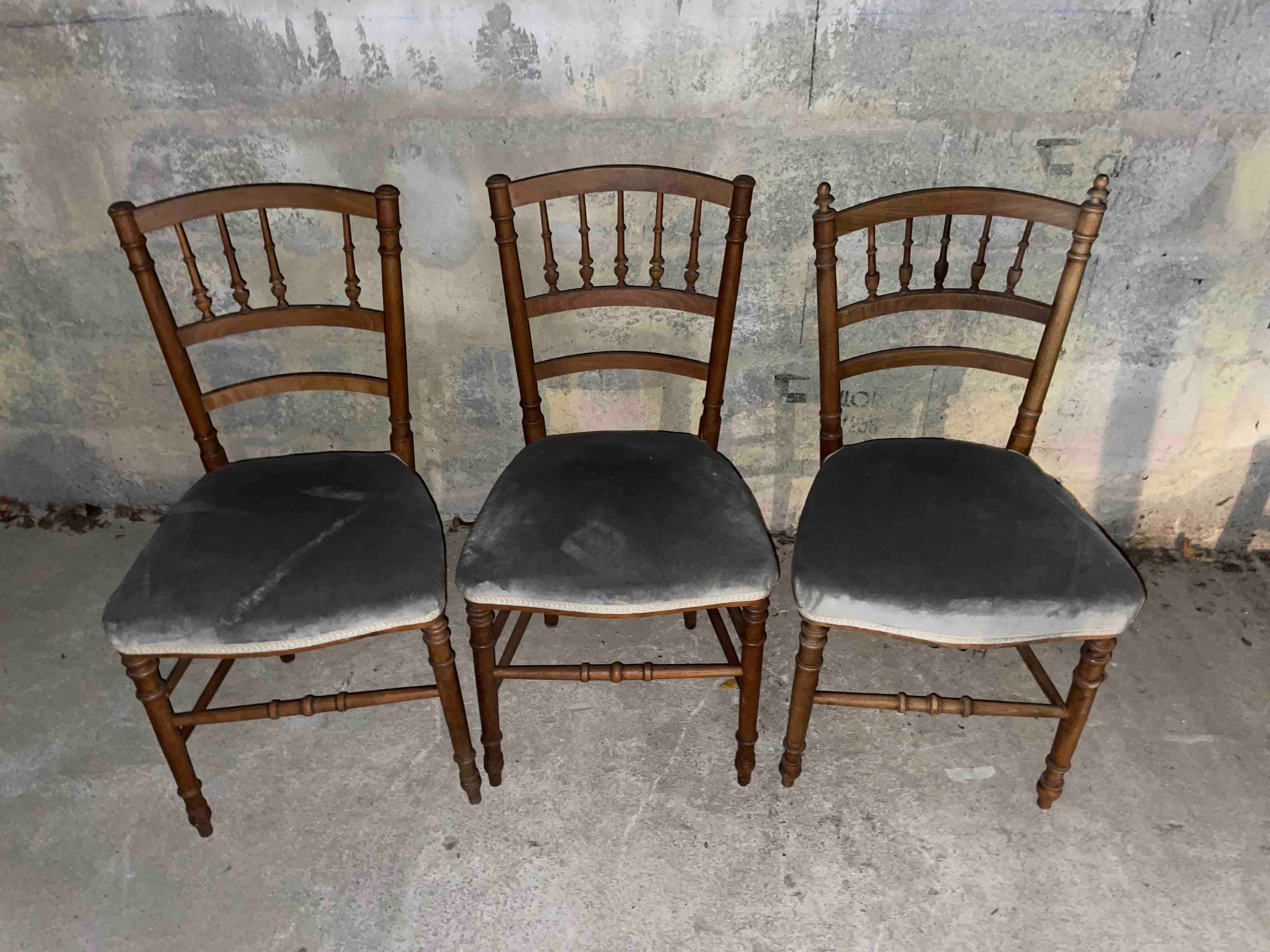 Série De 6 Chaises Style Renaissance En Bois Massif Et Cuir Série De 6 Chaises Style Renaissance En Bois Massif Et Cuir