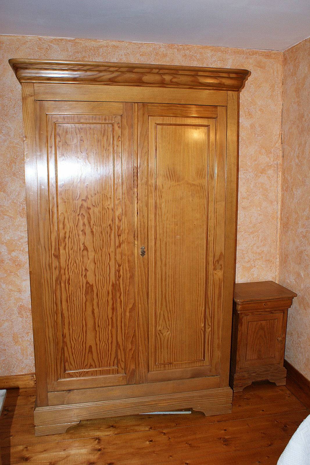 Vends Chambre enfant pin massif armoire /chevet/lit