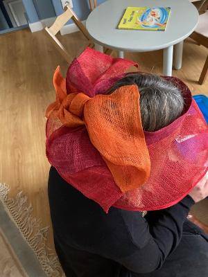 Vends chapeau rouge et orange pour cérémonie