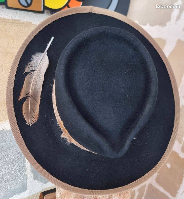 A vendre chapeau de Styliste