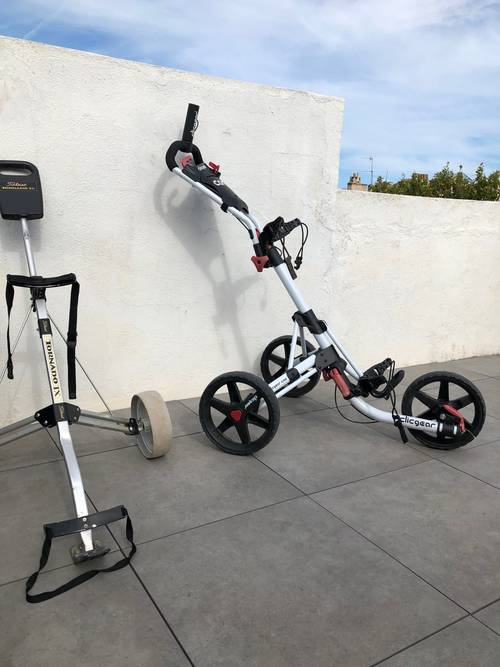 Vends 2 chariots de golf, TITLEIST et CLICGEAR