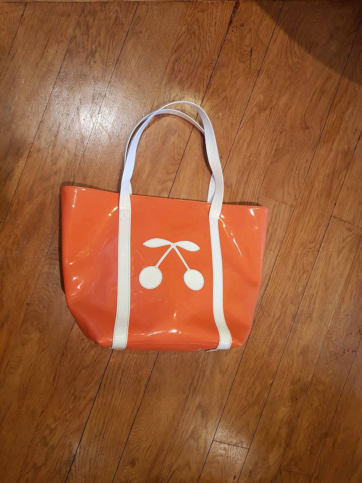 Vends Sac City d’Anne Charlotte GOUTAL vinyle motif cerise