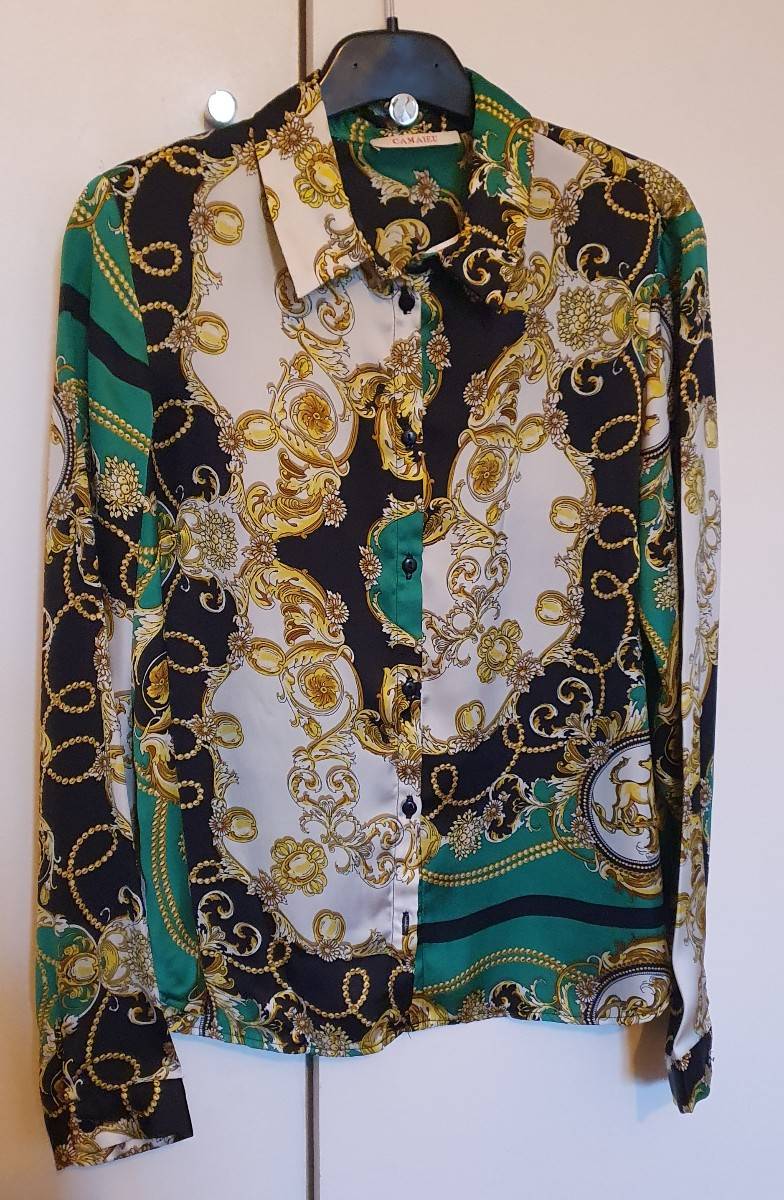 Vends chemise élégante ou décontractée imprimée foulard noir vert blanc et or Camaïeu T.36/S, très peu portée