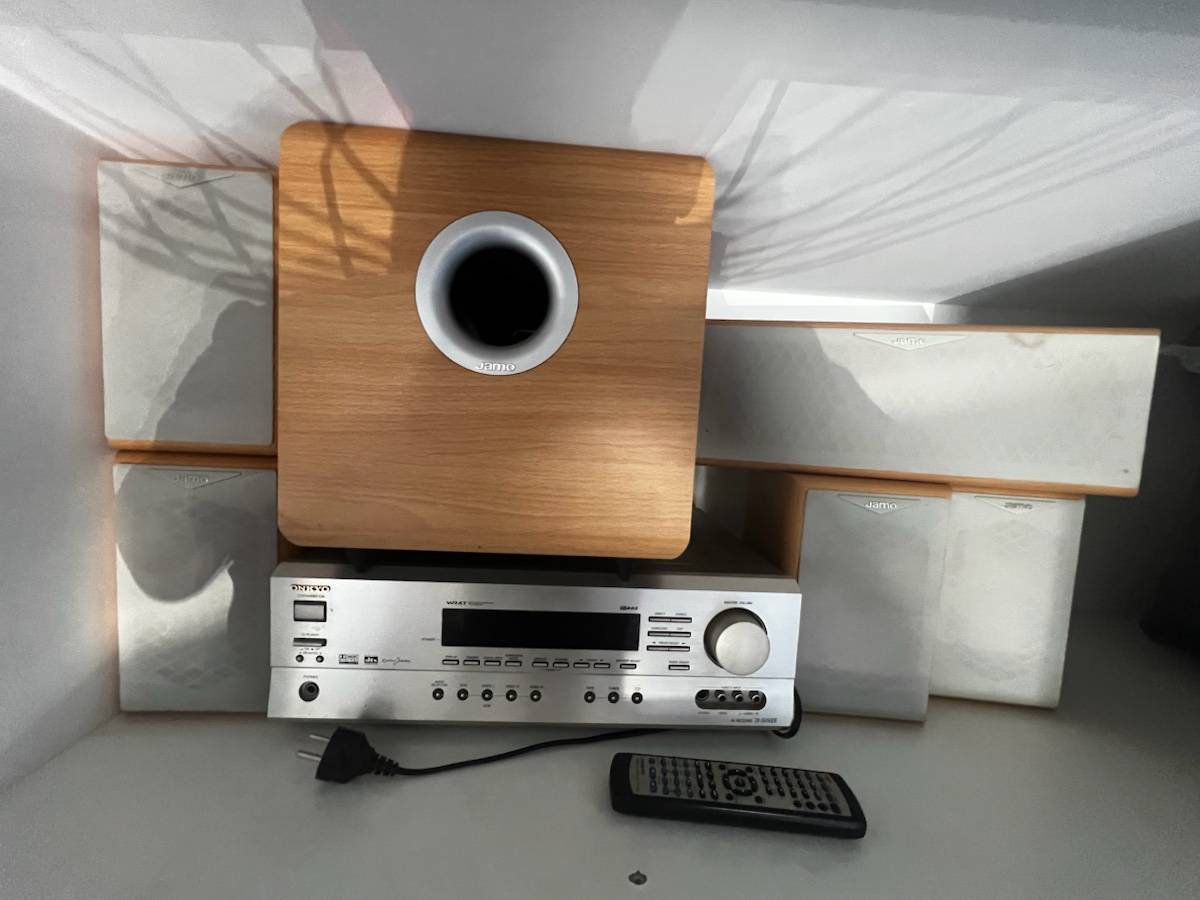 Vends home cinéma amplificateur/tuner ONKYO - enceintes JAMO au nombre de 6