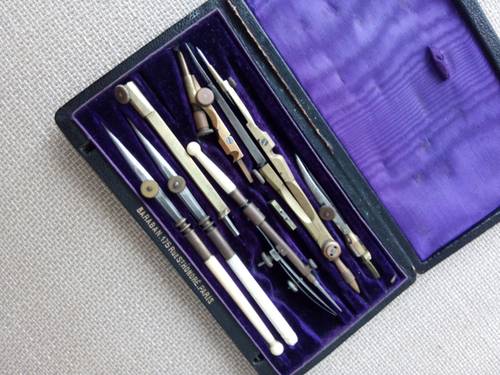 Vends coffret avec un compas ancien