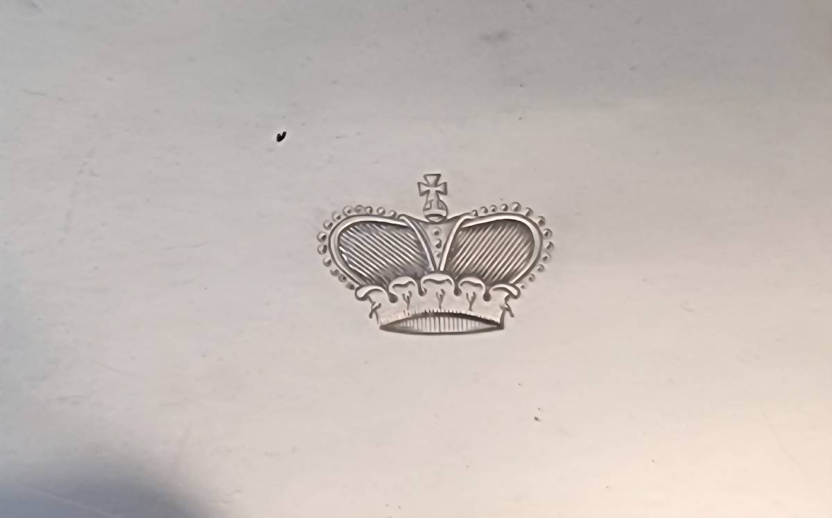 Vends beau coffret en métal argenté orné d’une couronne de prince du Saint Empire