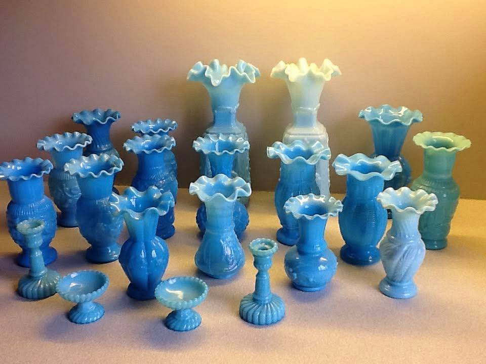 Vends pour collectionneur 27 vases opaline bleue