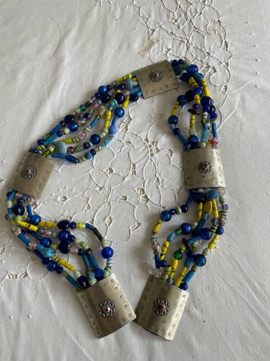 Vends un collier ancien de perles de verre et argent