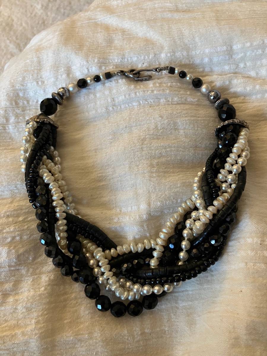 Vends collier fantaisie noir et blanc