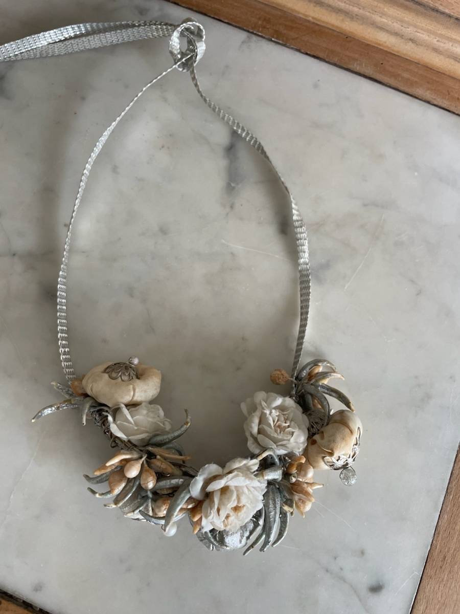 Vends un collier fantaisie à motif floral
