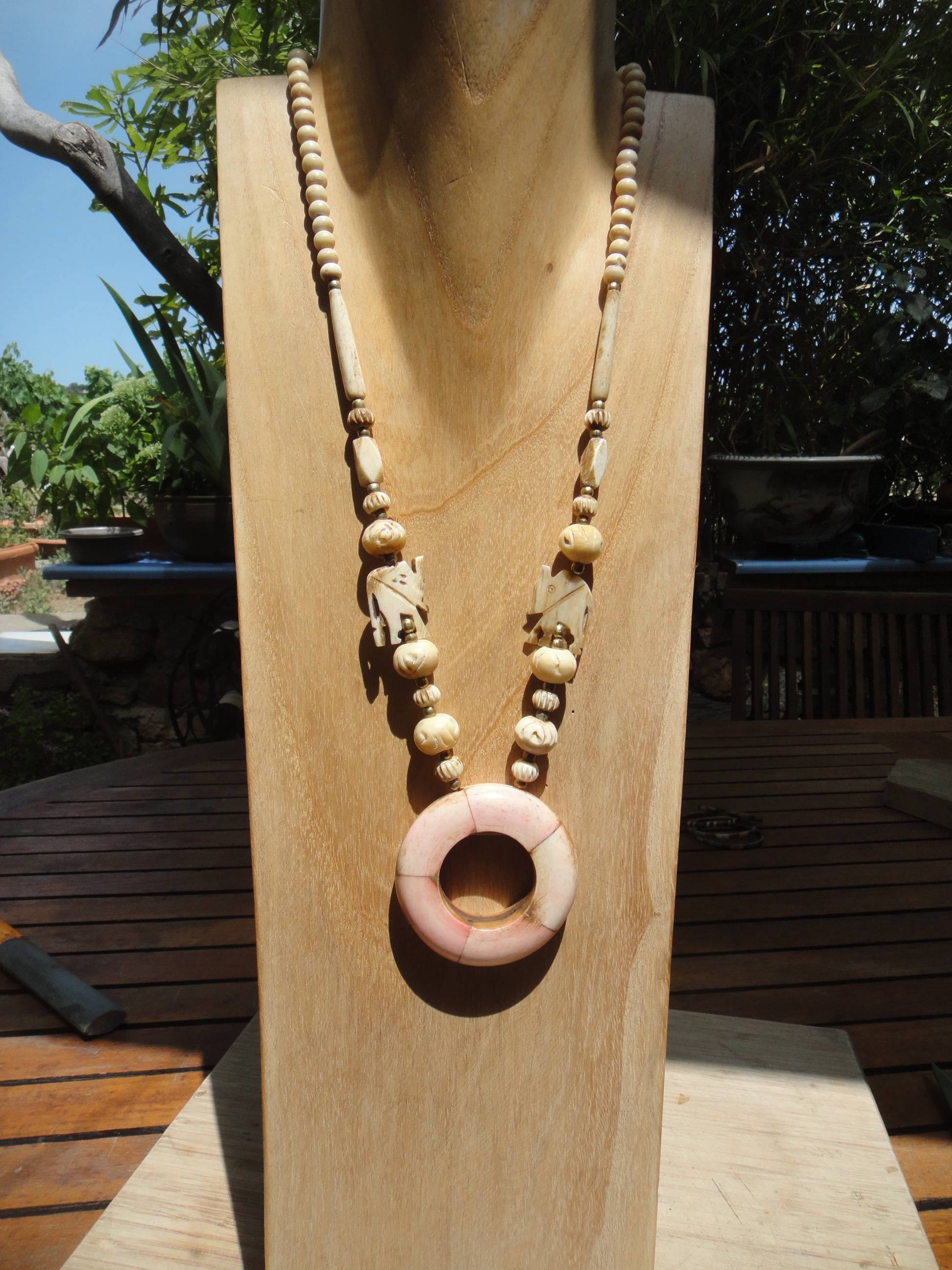 Vends beau collier pendentif circulaire avec 2 éléphants en amont