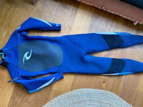 Vends combinaison rip curl intégrale 6-8 ans