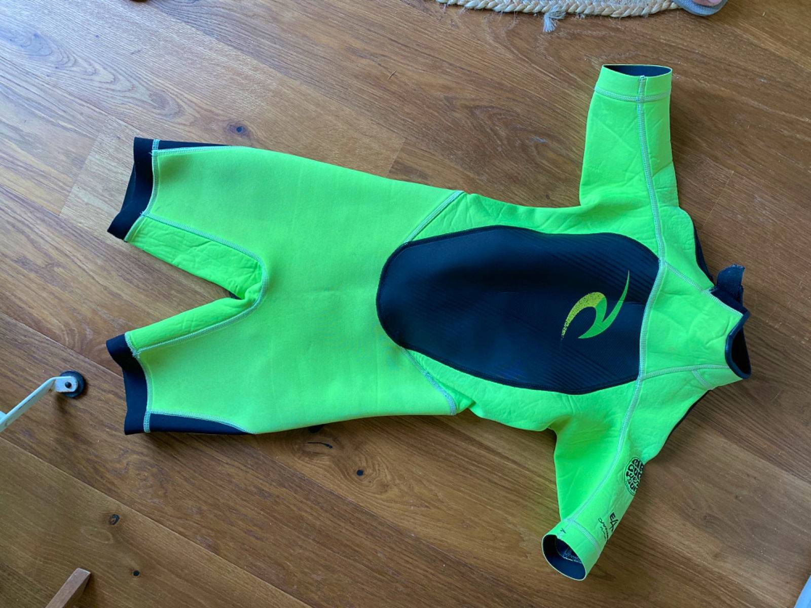 Vends combinaison rip curl shorty 6-8 ans