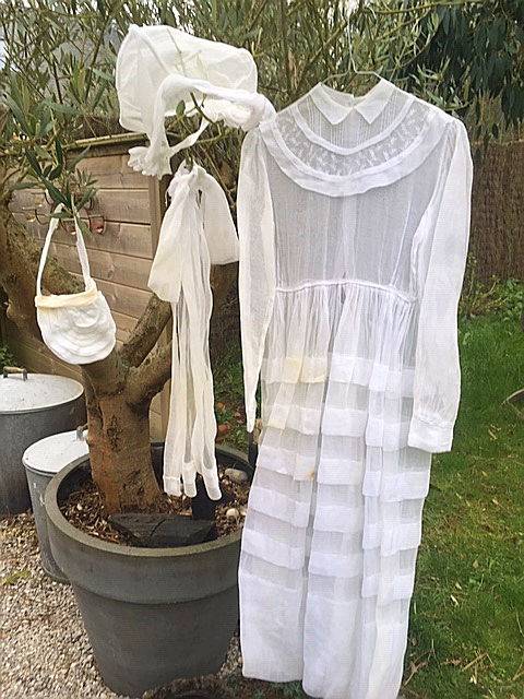 Robe De Communiante Vintage - Blanc - Taille 12-13 Ans - Col Rond Et Plis - Longue Et évasée - Occasion Très Bon état
