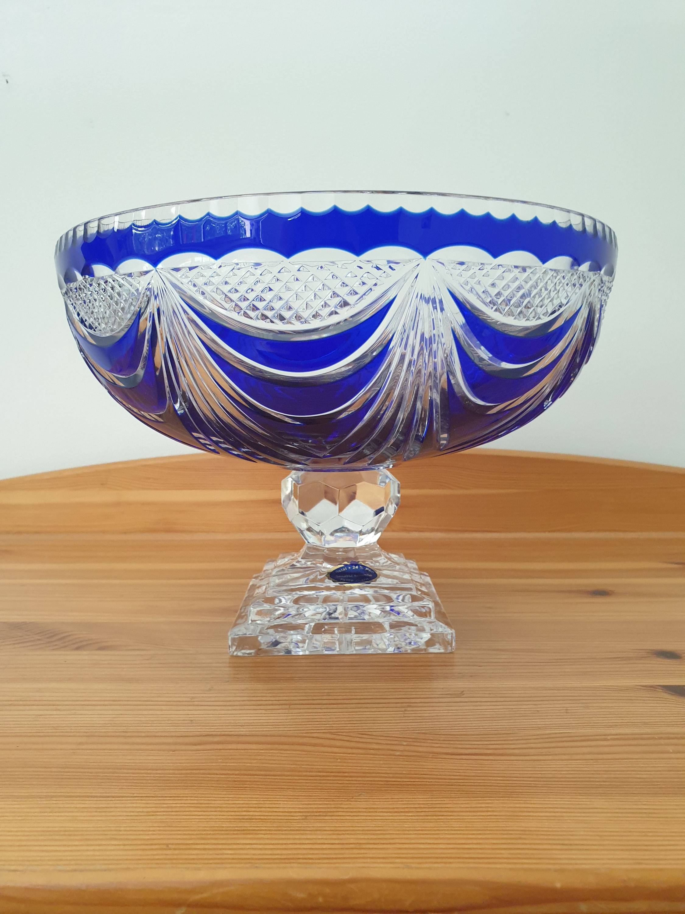 Vends grande coupe sur pied Overley en cristal ciselé bleu, édition limitée de la cristallerie de Lorraine Lemberg