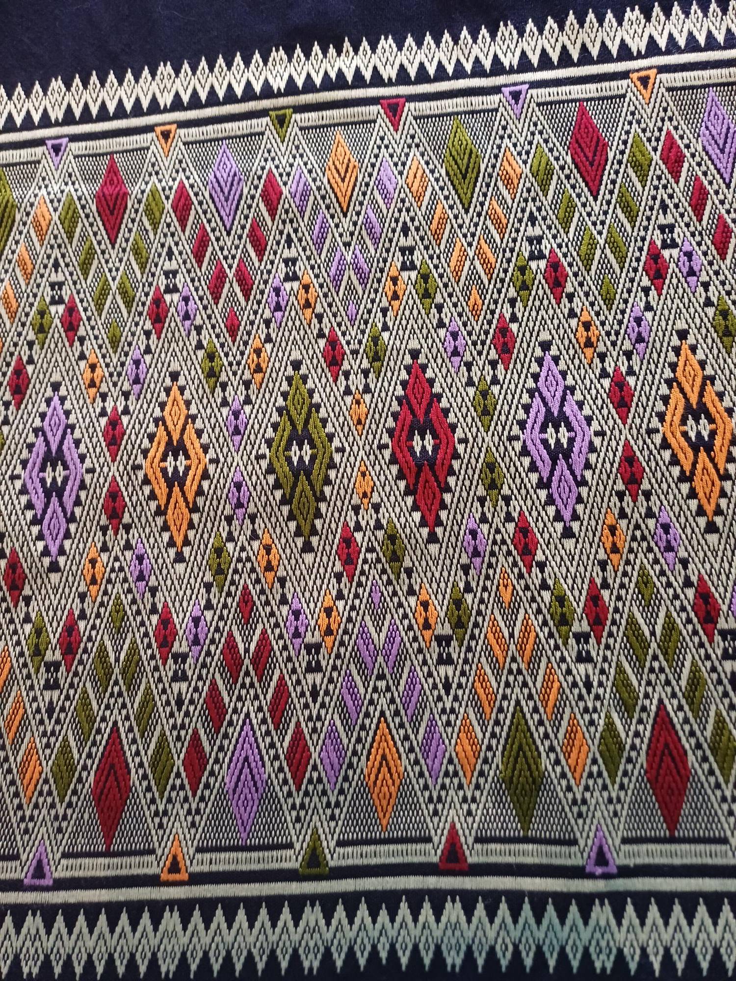 Vends un coupon de tissu laotien
