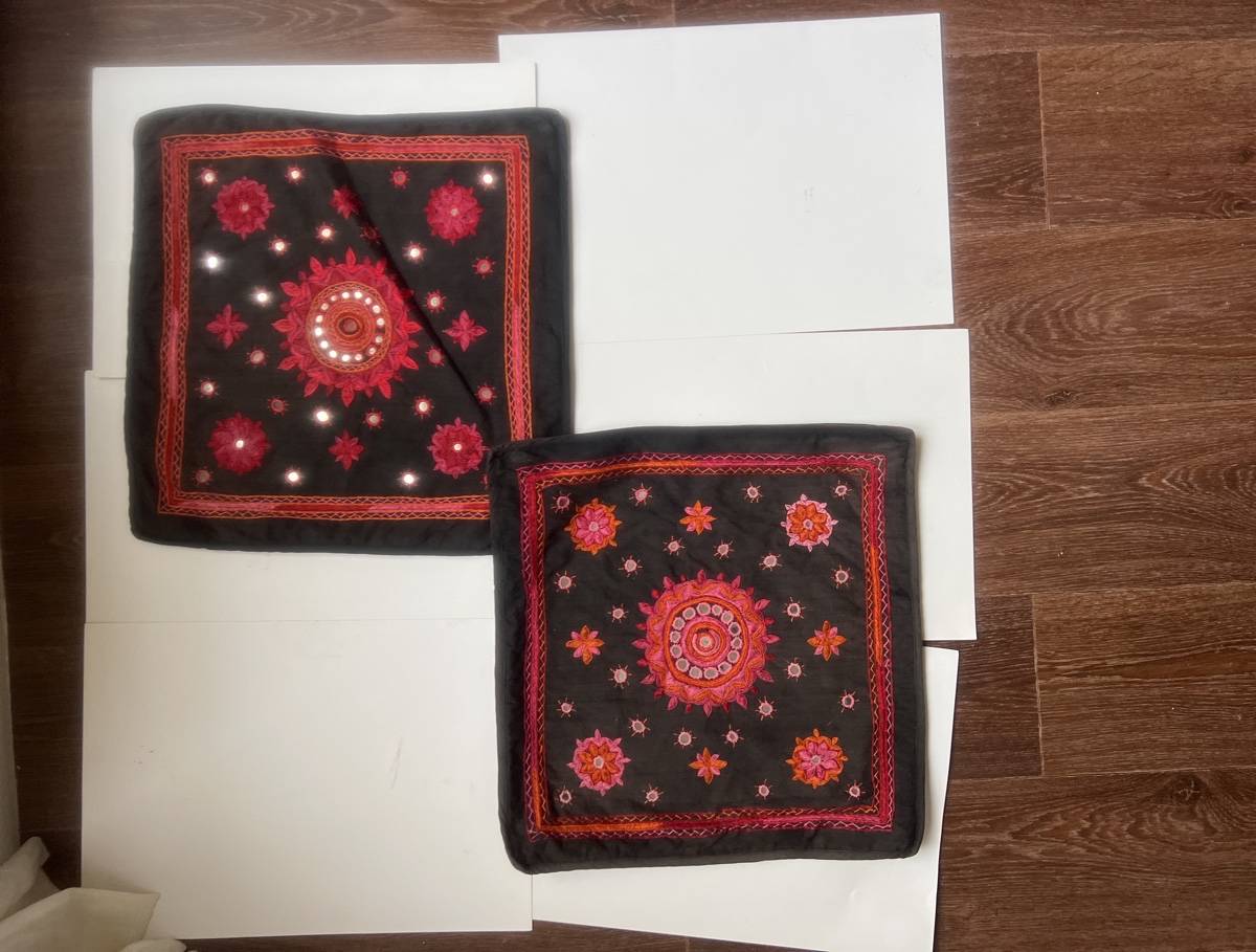 Vends 2 coussins brodés
