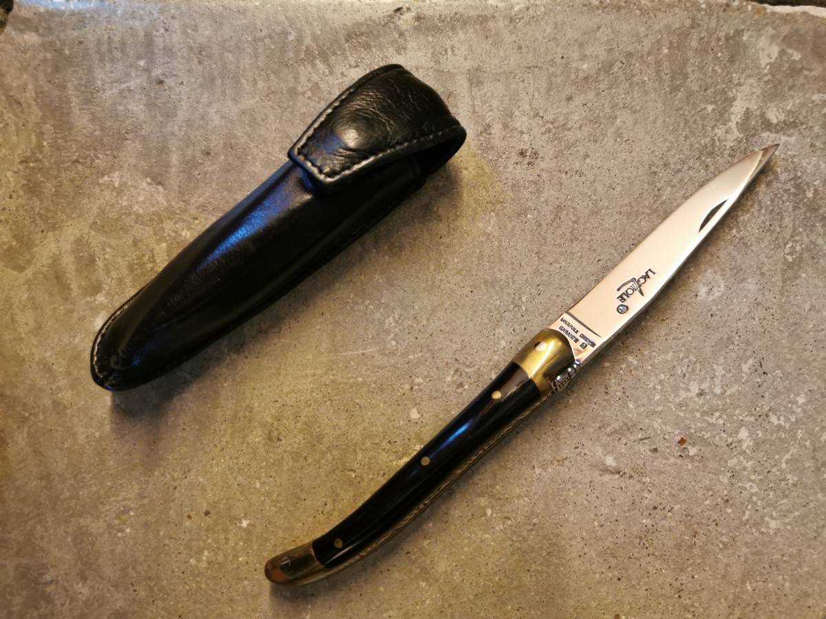 Vends couteau ciselé LAGUIOLE pliant avec étui