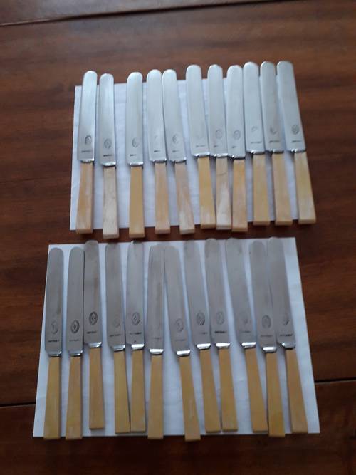 Vends couteaux anciens en corne (bakelite) et acier inoxydable
