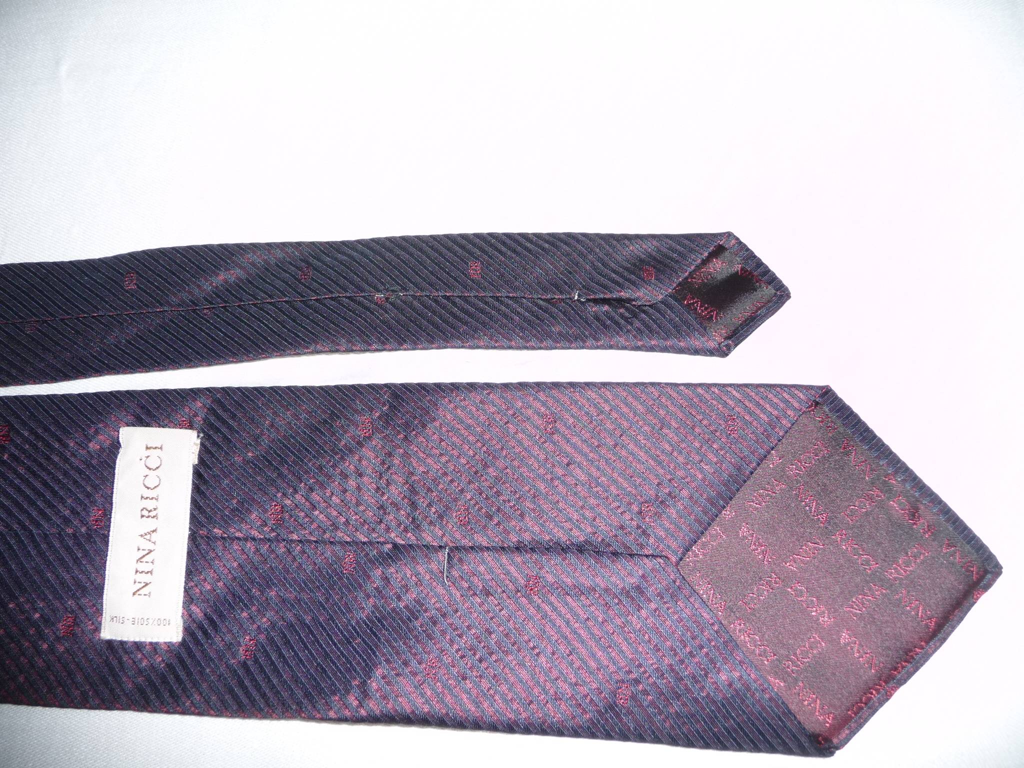 Vends cravate Nina Ricci bon état 100 % soie doublée soie