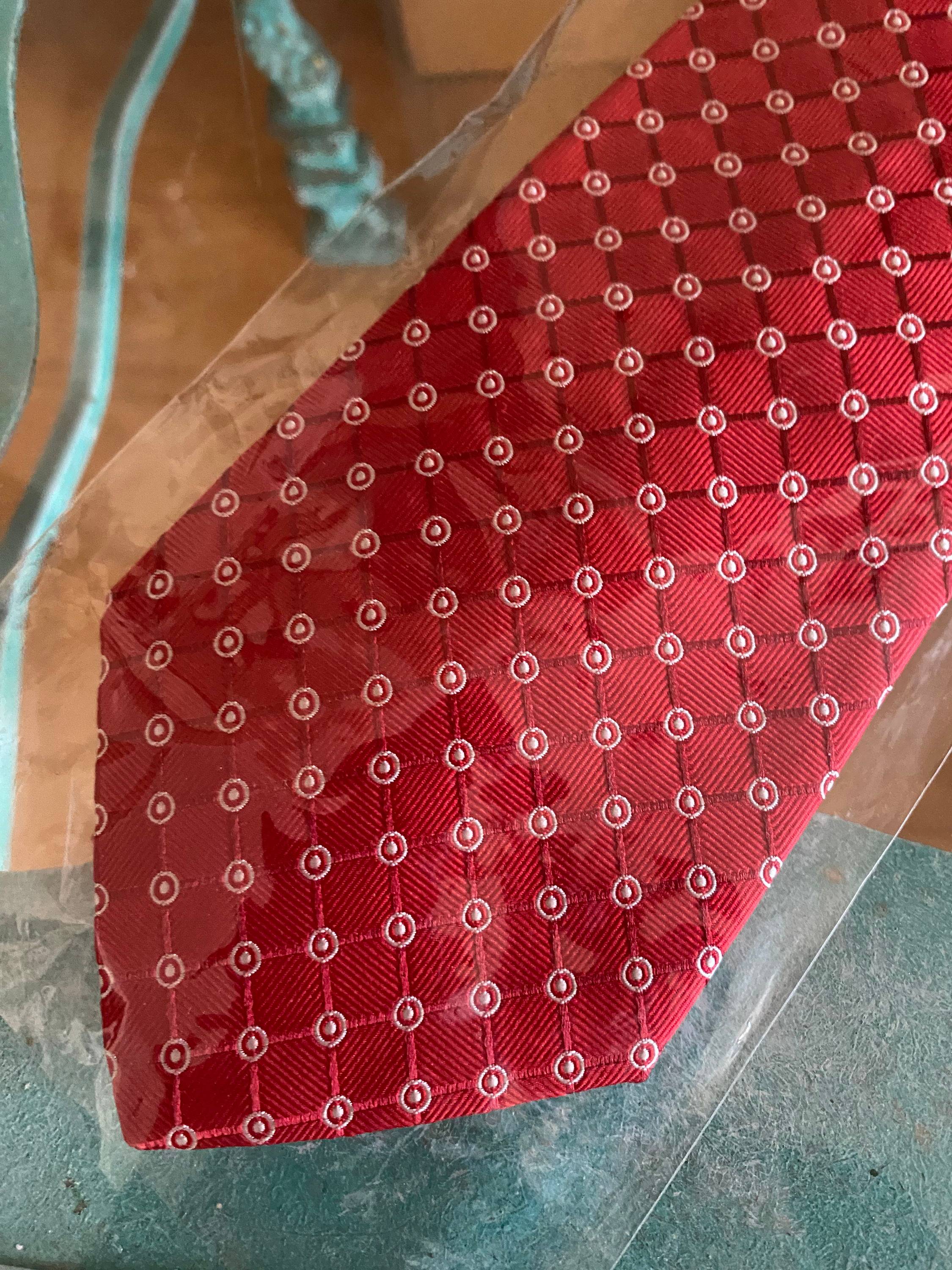 Vends une cravate 100% soie rouge, neuve sous blister