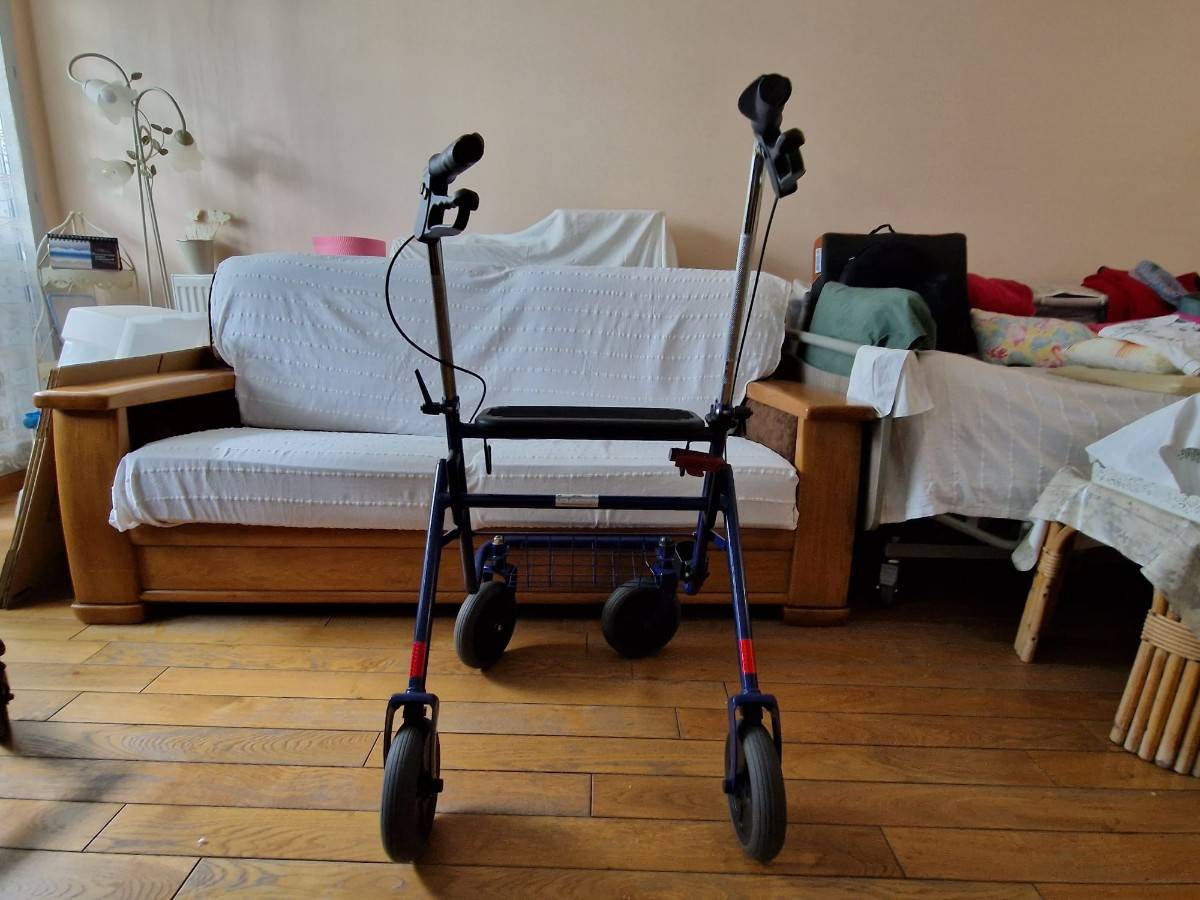 Vends déambulateur 4 roues - Etat neuf