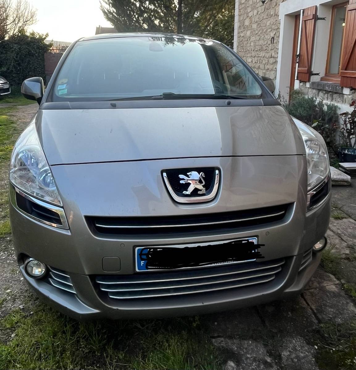Vends 5008 hdi 1.6 diesel attelage toit panoramique - 2010, 168700km - pneus 4 saisons