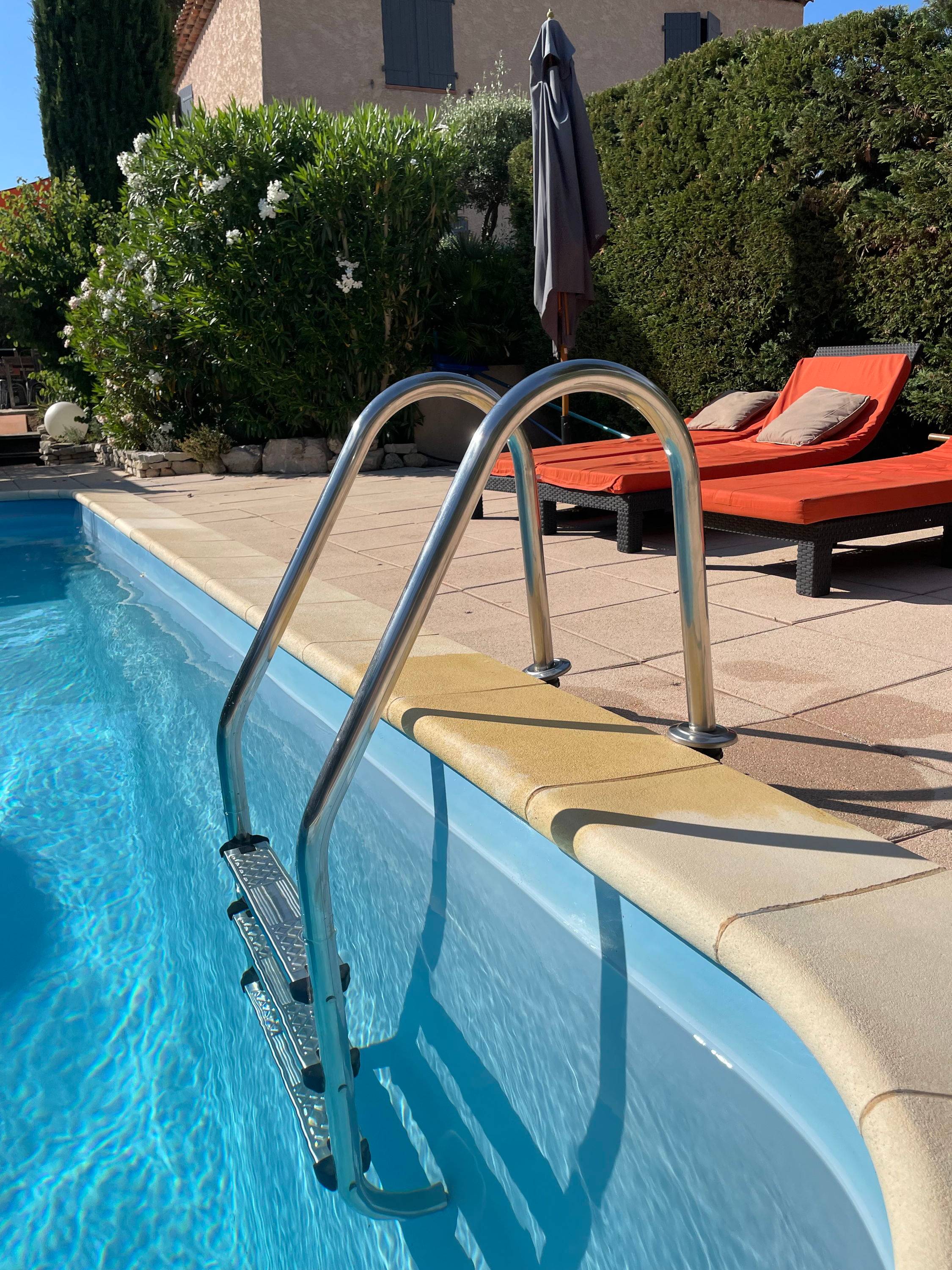 Vends Échelle de piscine inox 3 marches – Très bon état – 100 €