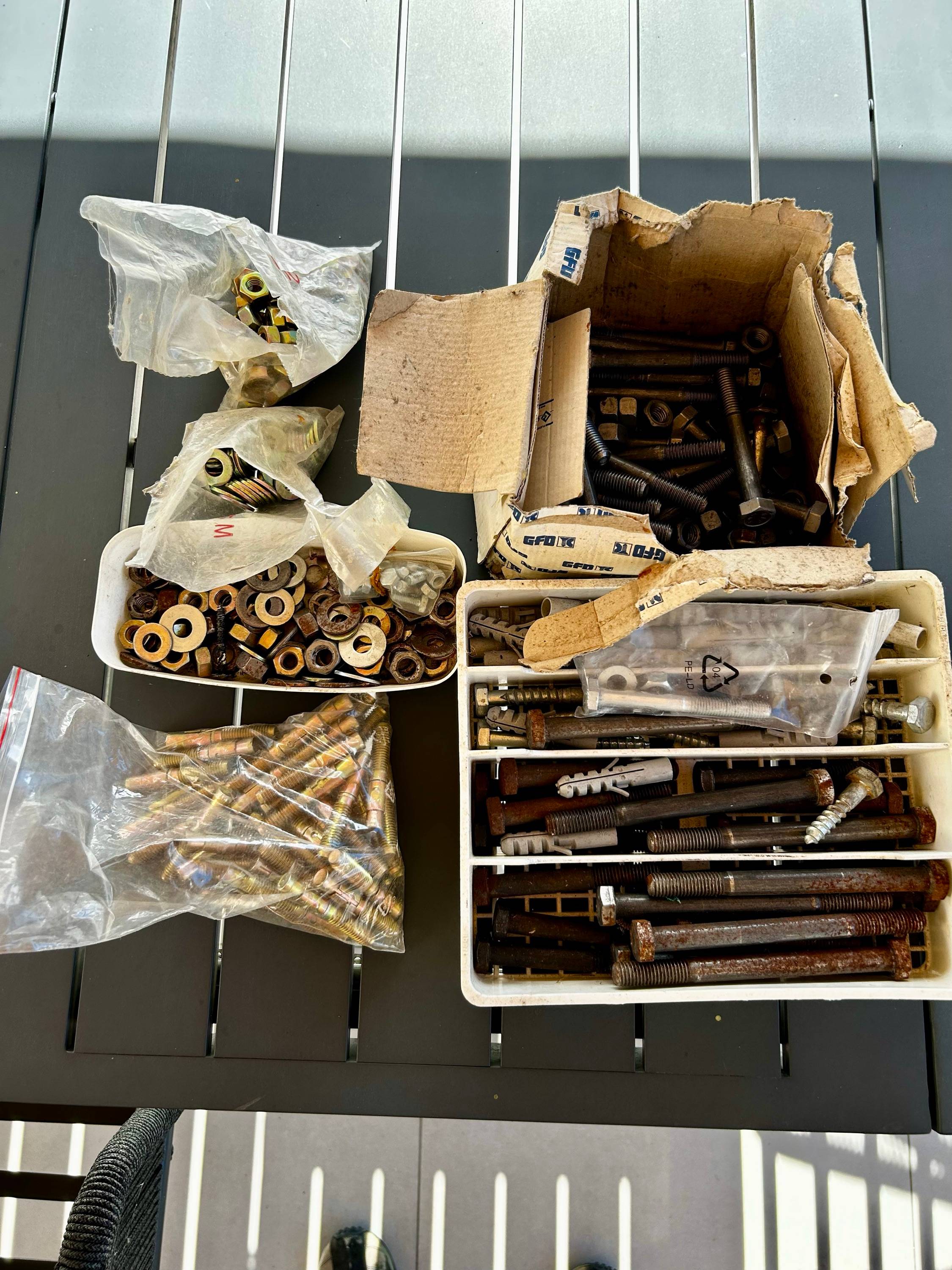 Vends lot de tire-fonds, écrous, chevilles et rondelles