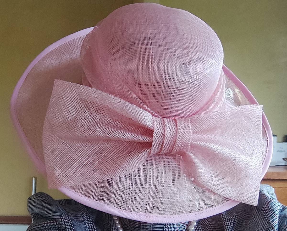 Vends élégant chapeau de cérémonie rose pâle