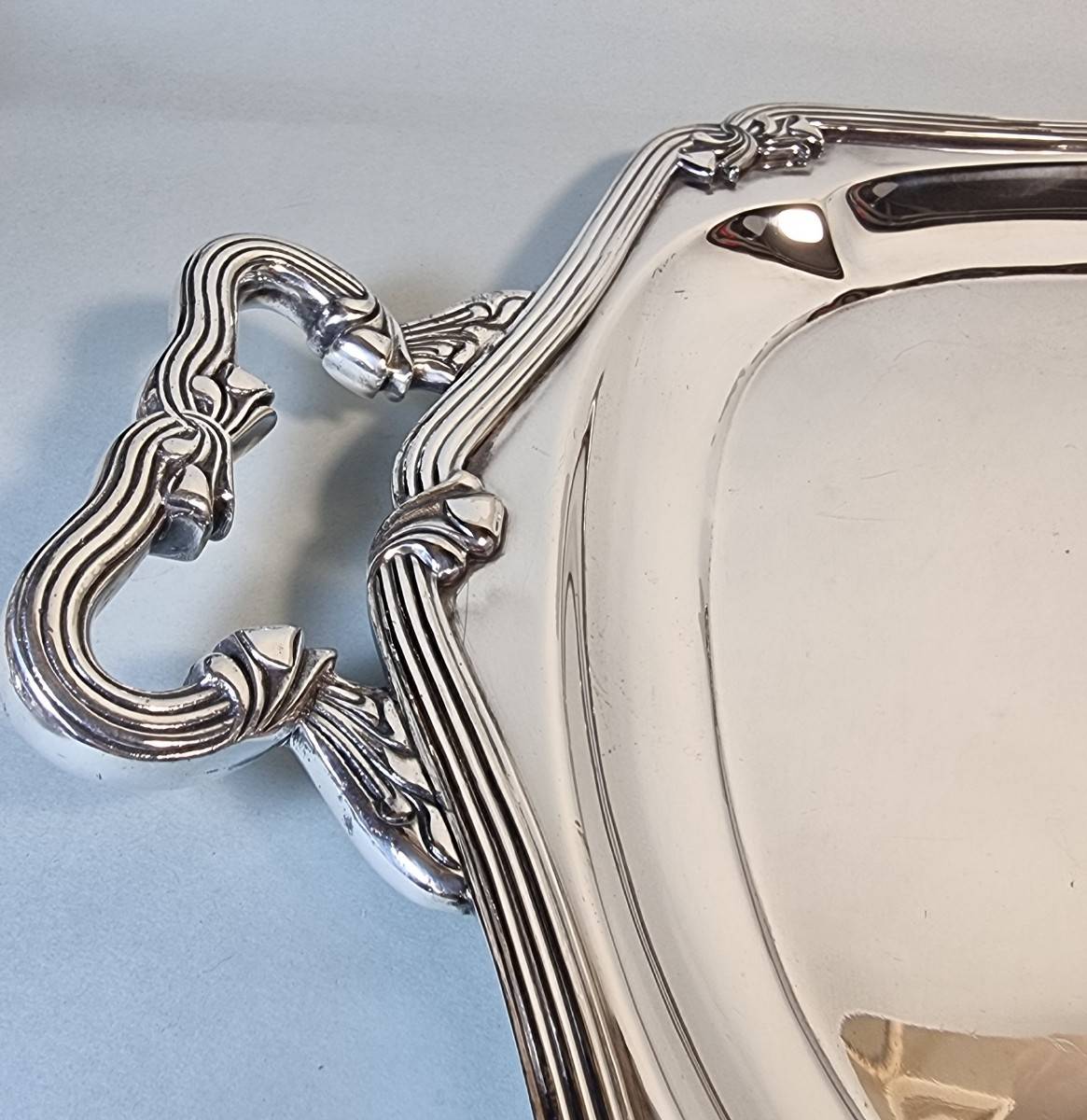 Vends très élégant plateau en métal argenté à décor de filets noués